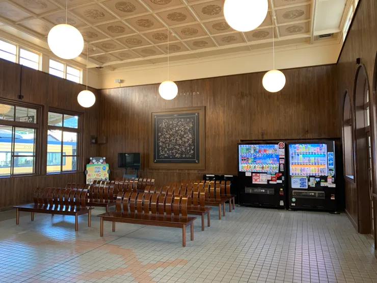 不到一小時的車程到了，三角站，連站務等候室都好別緻