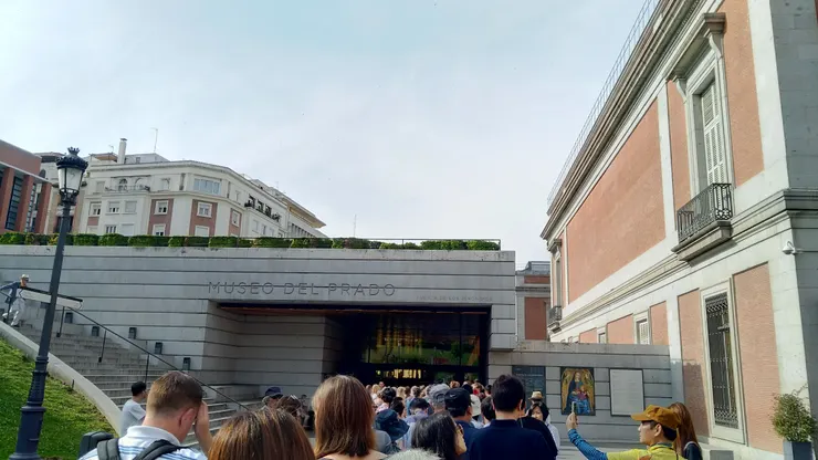 十點前即已大排長龍了