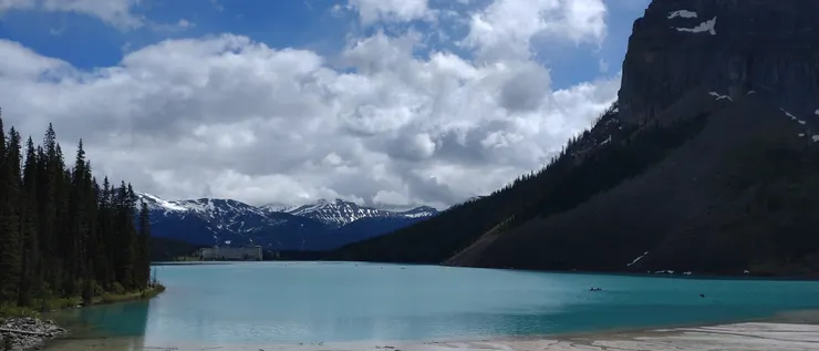 路易斯湖的另一端