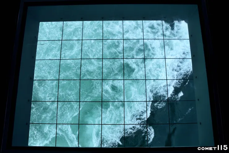 參觀步道地上設有透明玻璃讓遊客看正下方的漩渦，窗戶猶如畫框一樣