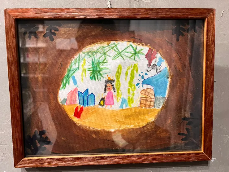 妹妹丸丸畫的。她出發去找哥哥，是從山洞中看出去的視角