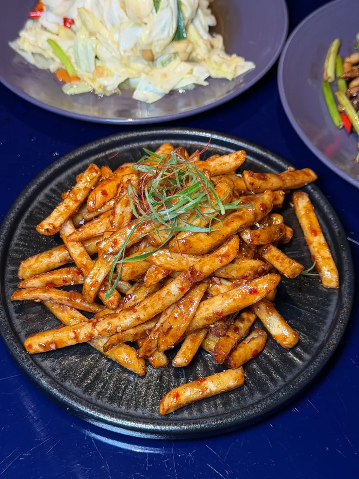 香麻脆薯真的很好吃那個辣醬是靈魂～鹹甜口味啦～～瘋掉！