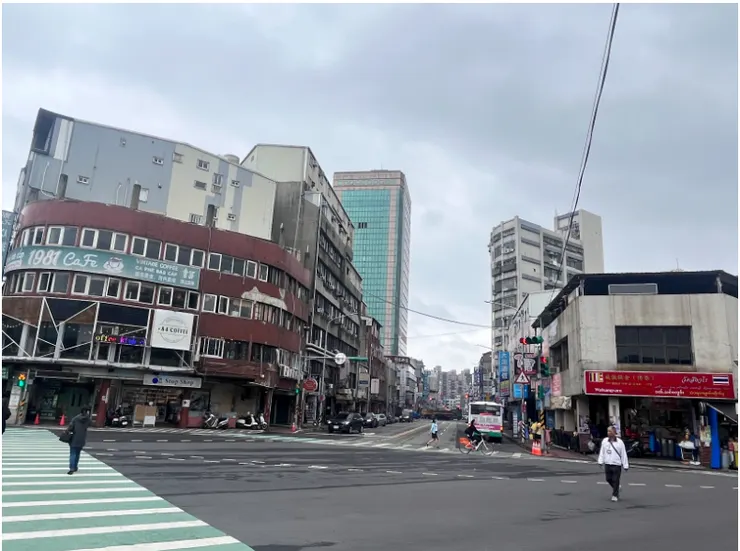 中壢火車站前站有充滿許多東南亞元素，例如：東南亞餐廳/圖 許子齊 拍攝。