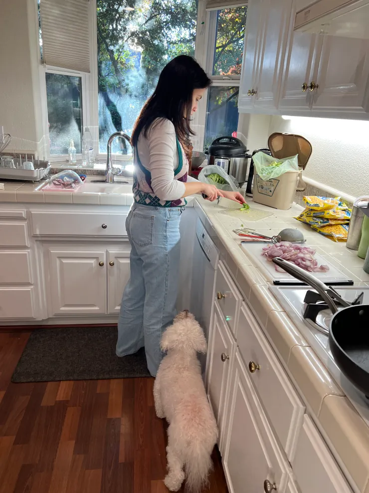 以柔切菜,Benny在下方等食物掉下來