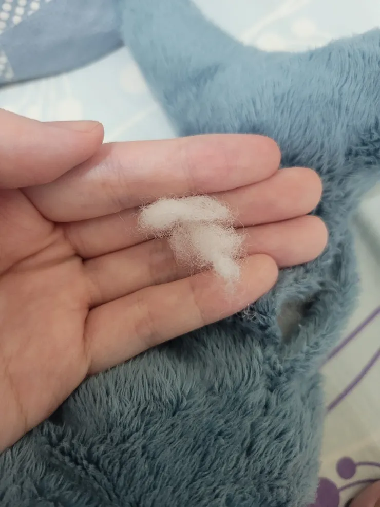 幫它把縫線處剪開來看棉花，發現這棉花是一球一球的