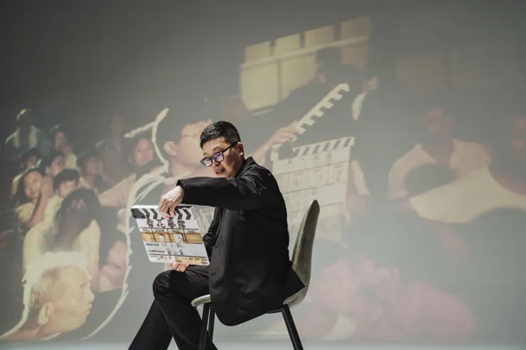 資深電影監製葉如芬，背景為其於電影《春花夢露》擔任場記之側拍／學籽文創提供