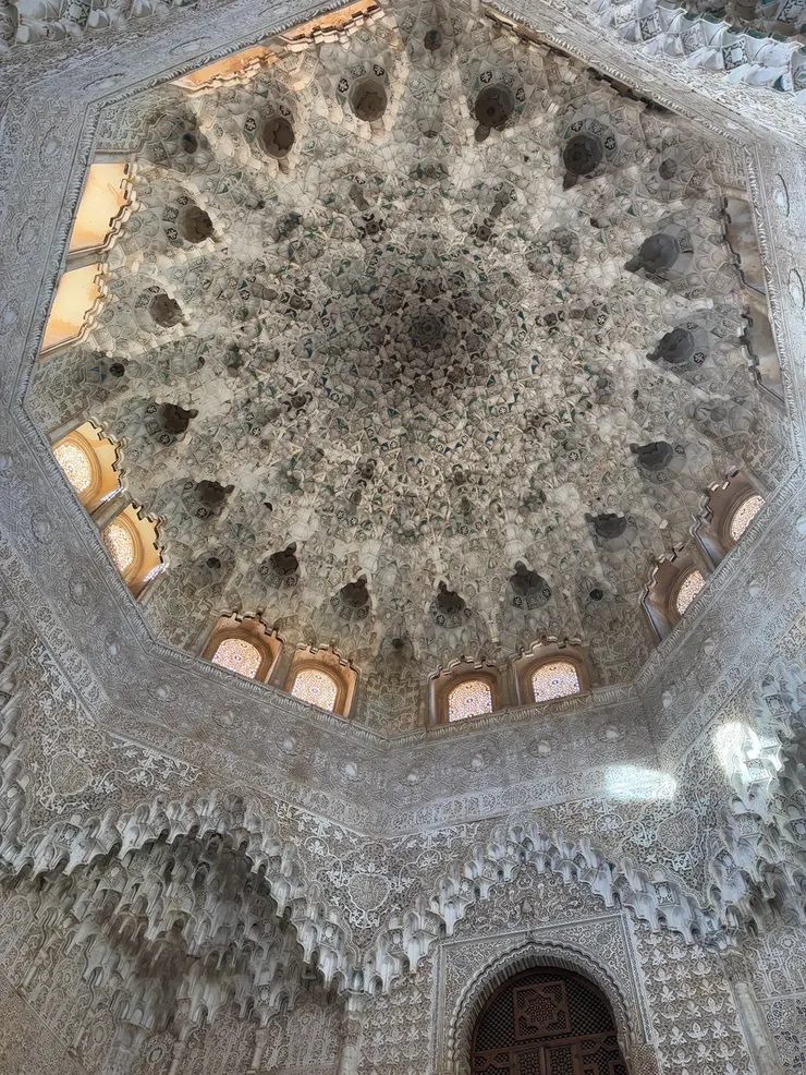 阿本莎拉赫廳的天花板刻著密密麻麻的灰泥雕刻，不適合密集恐懼症患者在此久留。