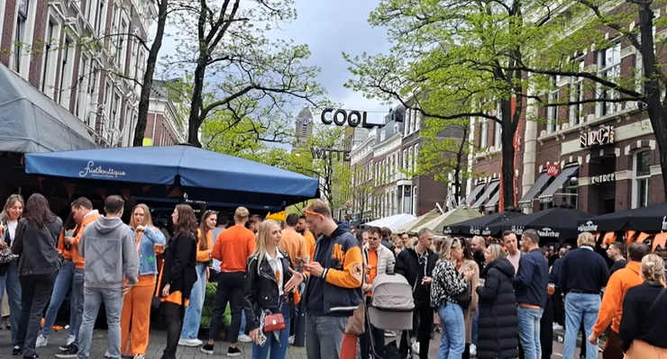 沒意料到..我旅館竟然是在酒吧街...要入住還擠不進去...被夾在人高馬大的橘色大軍中..傻眼