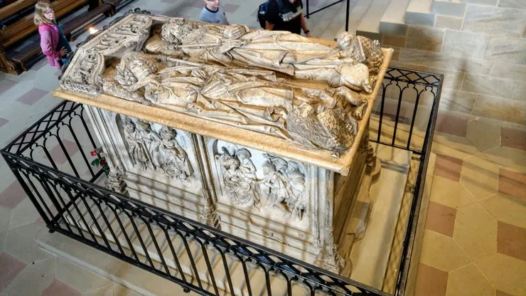 由文藝復興雕刻家里門施奈德於16世紀所雕,描繪皇帝與皇后的神聖事蹟