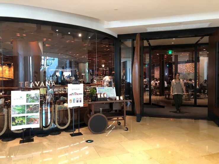 上海海星巴克咖啡吳江路旗艦店門口