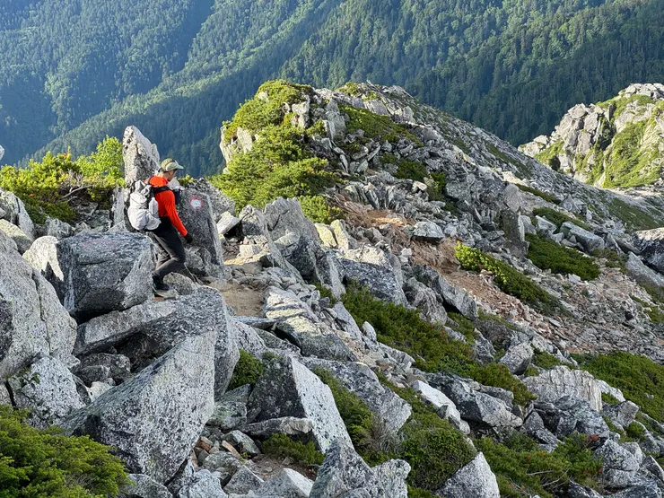 這是起登半小時後到上蝶槍稜線前遇到的三個以內的人之一。背得輕跑得快，我到蝶槍的時候，這位先生已經從蝶岳回來了。