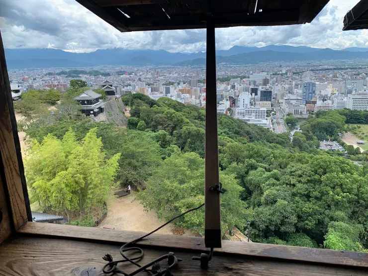 這扇窗不錯，view很好，辦公可以隨時抬頭遠望，放鬆眼睛。