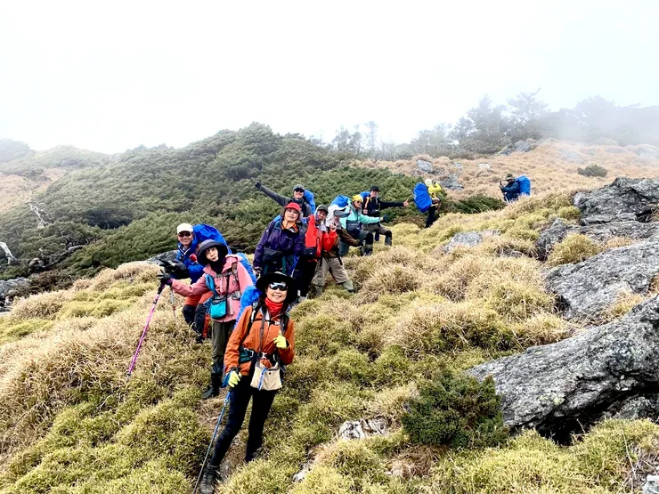 腳程慢的我被安排在前導領隊後面。