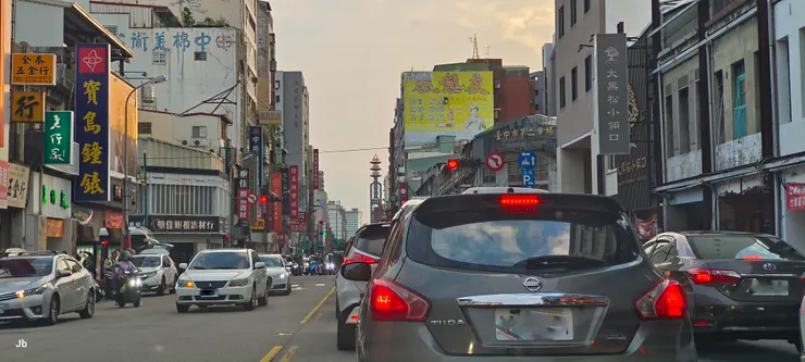 只見人車奔忙都朝著一個方向