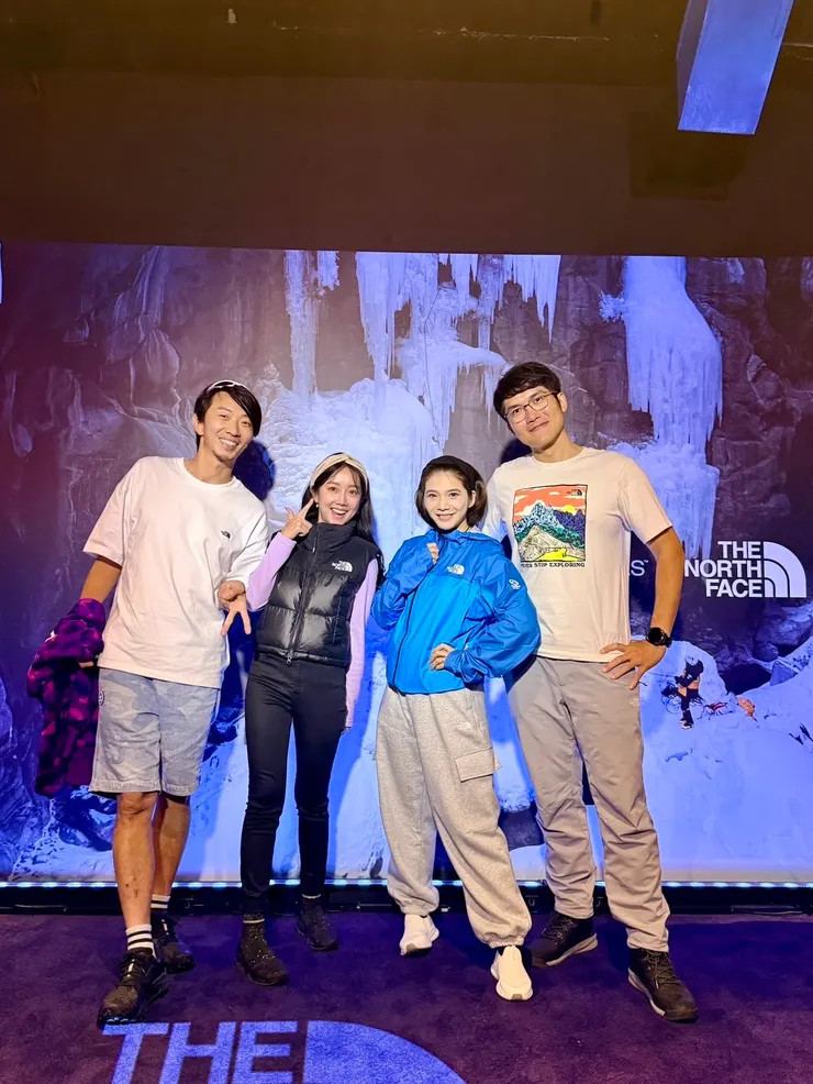 我和傑哥連觀影座位都在旁邊，只能說The North Face真的很懂啊！  然後原來佳穎跟三條魚身高一模一樣，這也太厲害了吧！