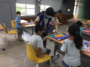 繪畫社孩子跟社工人員分享自己的創作