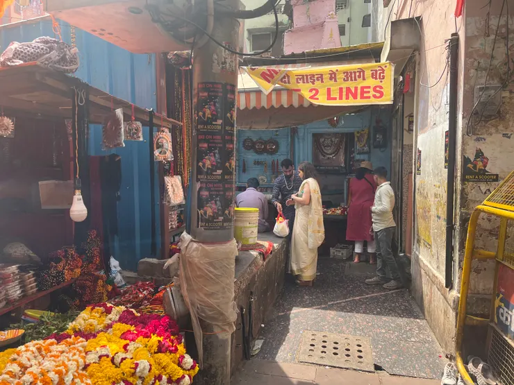 鮮花與祭品，有淡淡的香味
