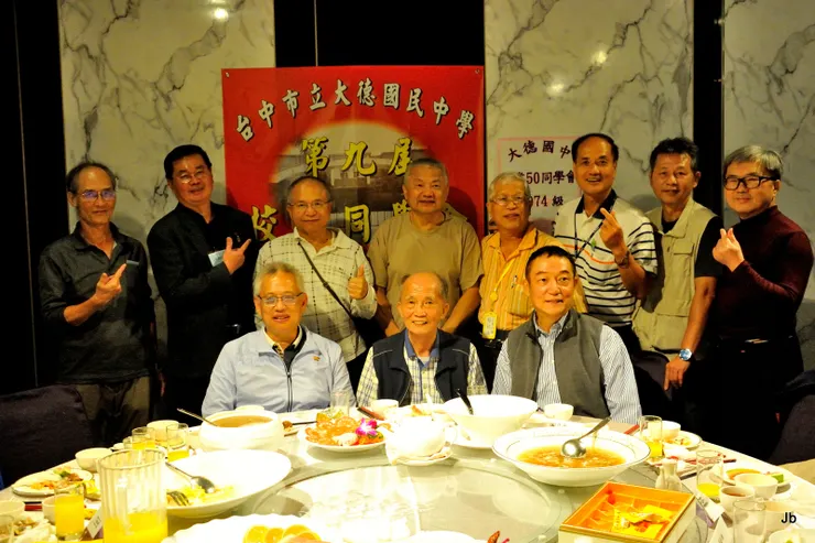 三年八班與導師合影