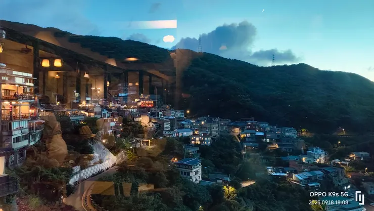 夜幕低垂的九份