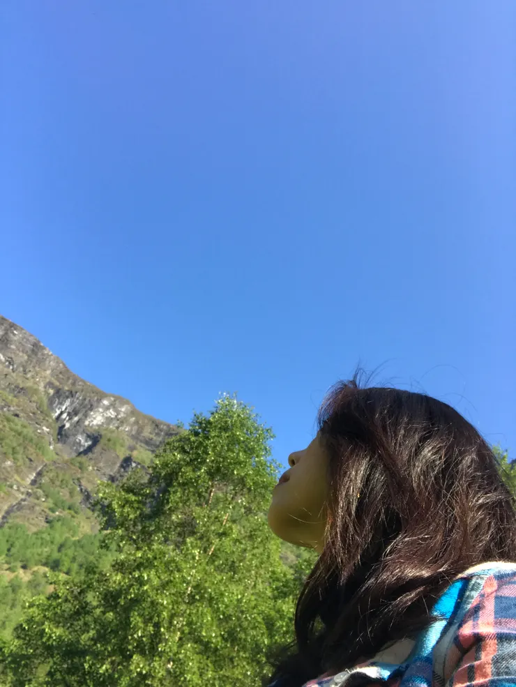 抬頭仰望天空,萬里無雲