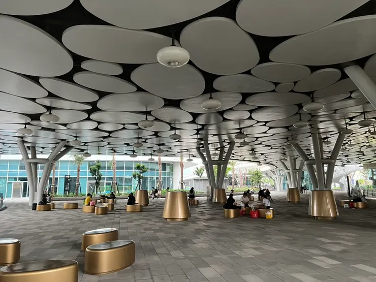 這是高雄火車站的平面一樓，這裡的空氣比較流通，比地下一樓涼快