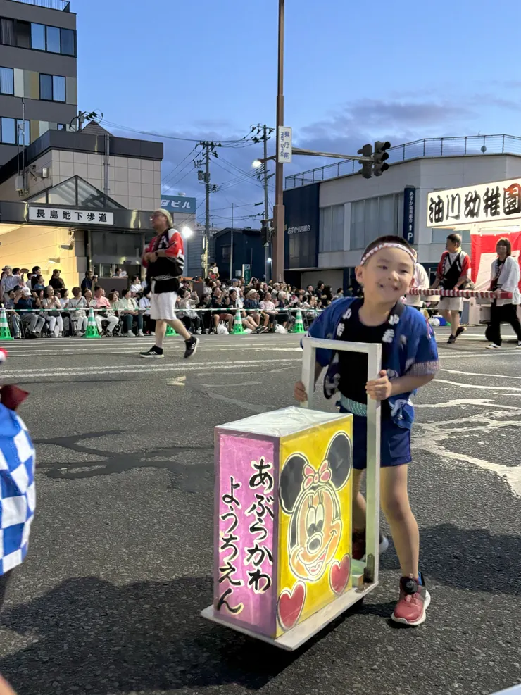 非常可愛的小弟弟，推著個人版燈車