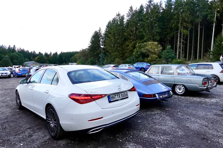 離開前剛好來了兩台老Alfa跟911，除此之外現場還有R33跟FC3S，彷彿是另類車展