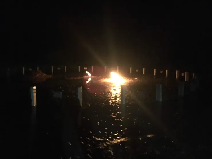 夜遊看著火光搖曳的照片