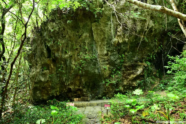 面向一片石灰岩壁的大庫理