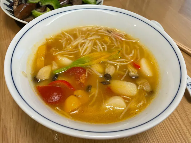 丘比熊煮的鮮金針雜菜湯年糕。（作者拍攝）