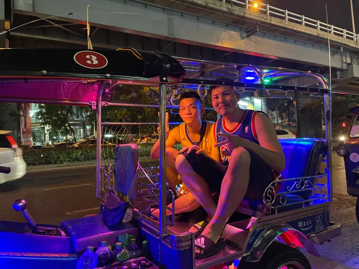 不小心坐上飆車仔的車，還不知情的我們兩個