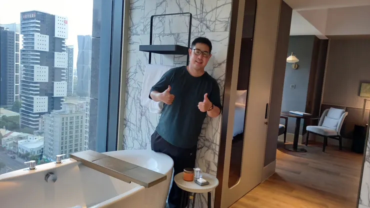 高雄洲際酒店可以一邊泡澡一邊欣賞窗外的城市美景!