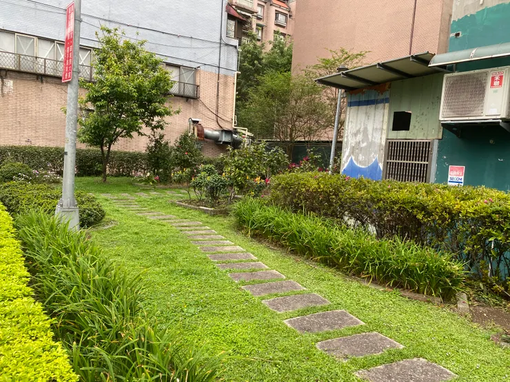 興隆路二段244巷，原本河道整理成綠地小公園
