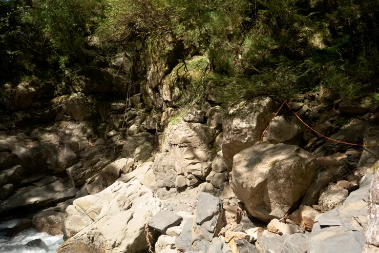 抵達溪底後取右，會先經過橘繩（右），再抓白繩（左）上攀。白繩那段約有5米高，踩點還算明確 