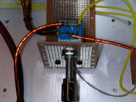 放大照片一，因為 VR 並未裝在機箱上，因此另外拉條鍍銀線就近接地，可以減少干擾