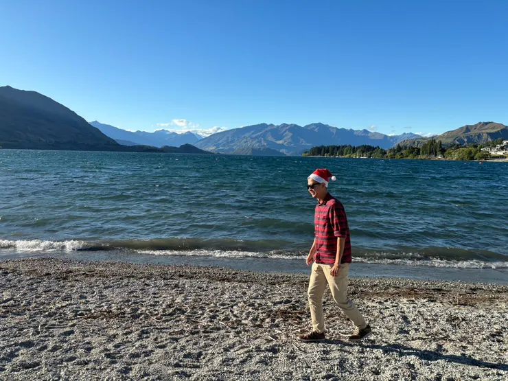 聖誕節穿紅色與聖誕帽,試著更加融入佳節氛圍,只差沒有ugly sweater了XD