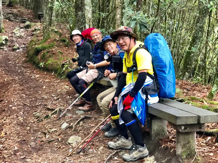 還好每隔一段距離就有木椅可以坐下來喘口氣。