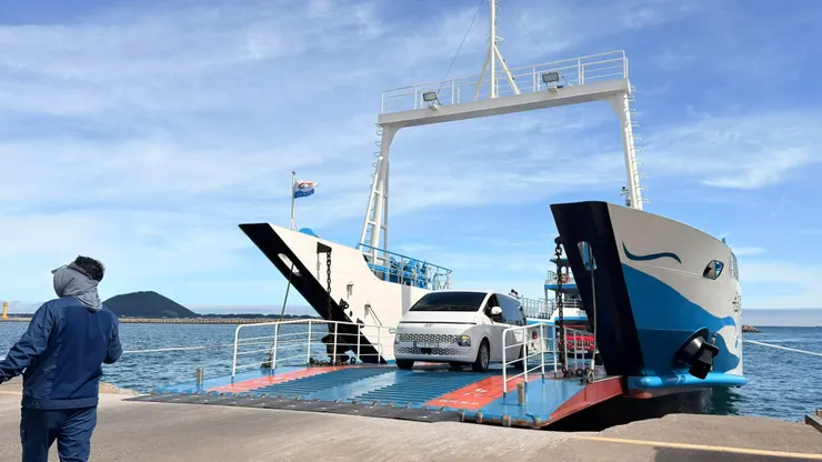 有幼兒、年長者等乘客才能讓坐車上渡輪。