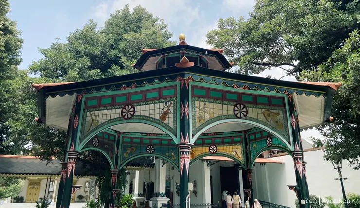 日惹王宮八角涼亭與彩繪玻璃細節