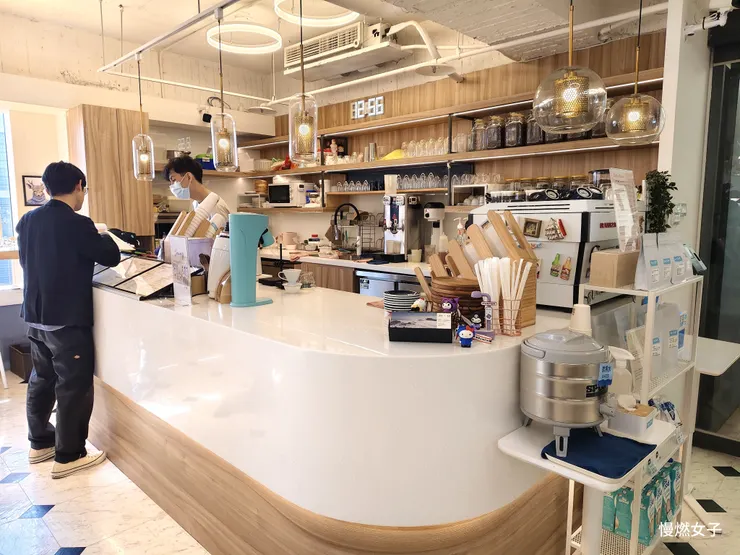 可向吧台服務人員點餐