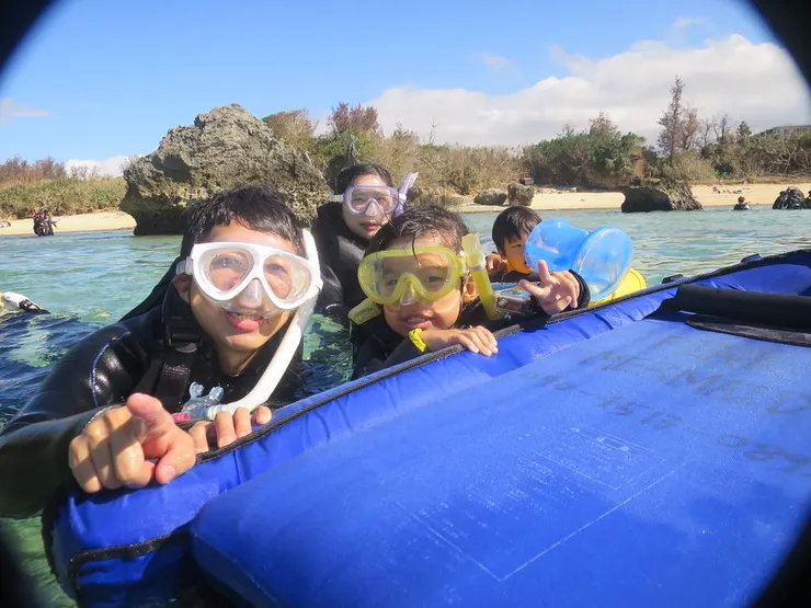 沖繩。真榮田岬自然公園浮潛