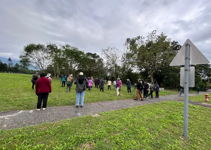 圖05 壽豐鄉東華大學是賞鳥熱點，光是這個廣場的大樹，就讓團員們封為「神樹」
