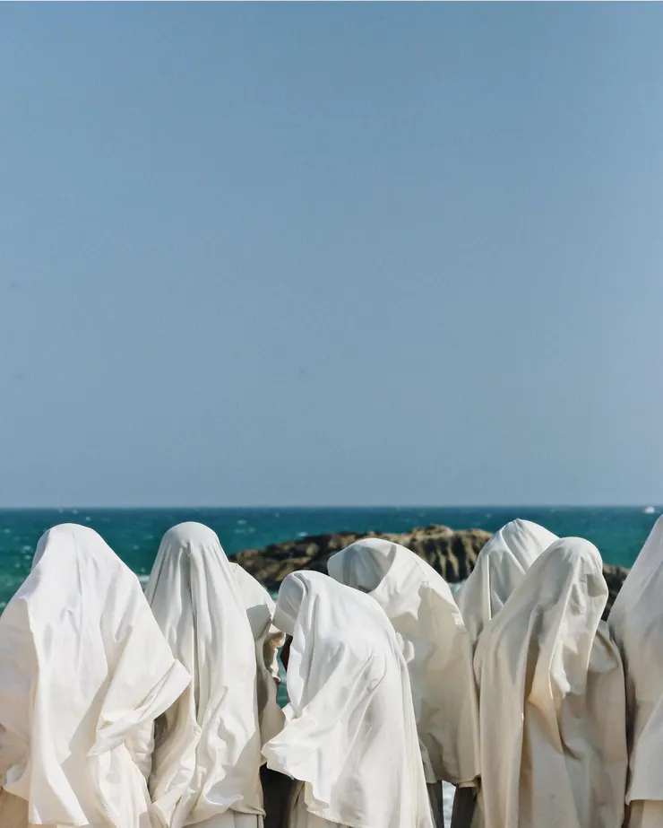 在 Galle Fort 牆邊的斯里蘭卡女學生們 ©jinterlude.co