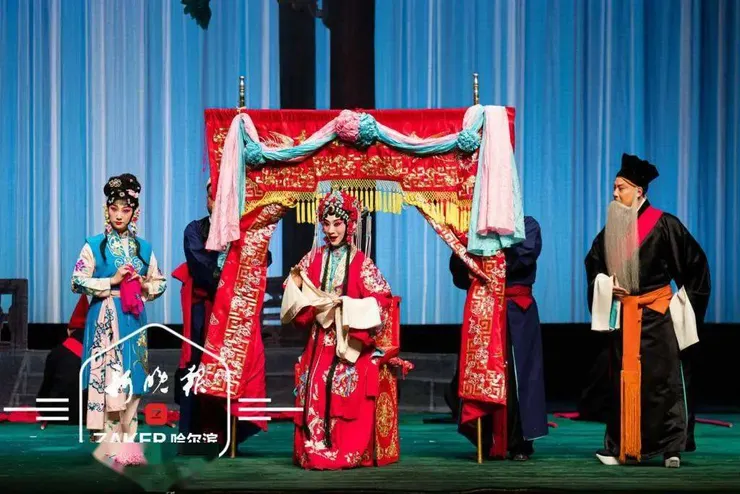 一場大雨春秋亭的偶遇，取材以網路資源