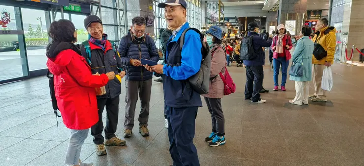 09：45，在高鐵台中站4B出口會合，準備搭寧勤租用的中巴前往成美文化園，少數同學自行前往。