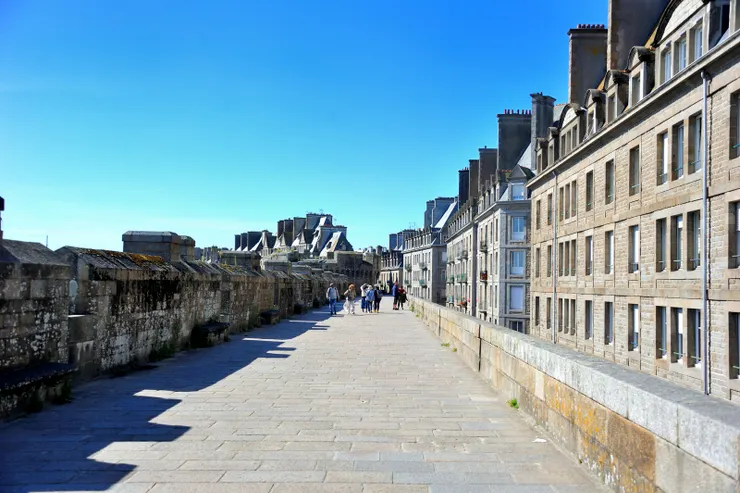 【馬道頗寬，當年除供守軍走動，或可跑馬或行車。城牆北邊是碧藍的英吉利海峽，南邊則是它保護的住宅區。】