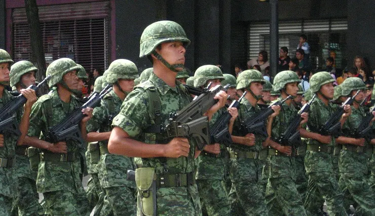 在2009年墨西哥獨立日，參與墨西哥軍隊閱兵的墨西哥士兵手持FX-05突擊步槍。