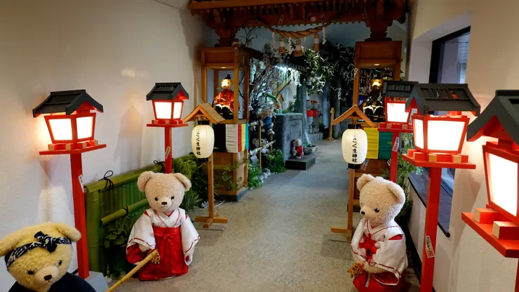 勤勤懇懇的神社小熊。