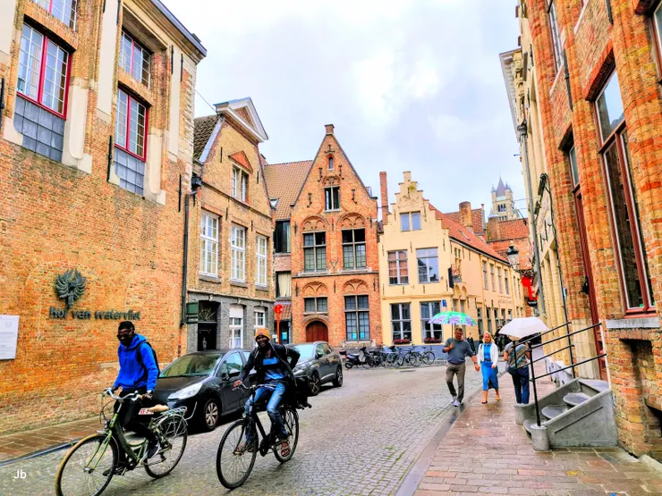 【別問任一小巷的名只管往裡面踩!此季布魯日下雨機率約1/3,碰到也頗合理。】