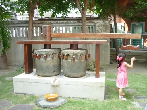 前院右側設置有早期壓榨甘蔗的製糖石車,利用牛隻拖行磨製